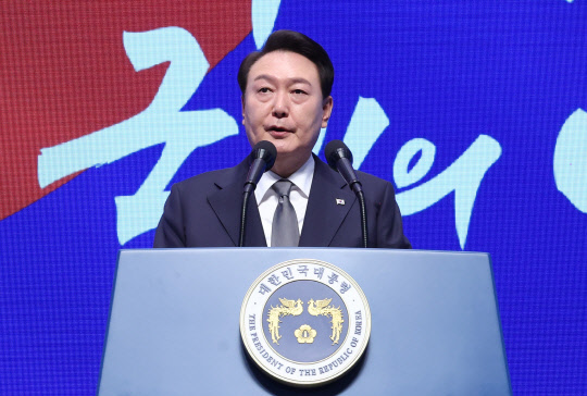 윤석열 대통령이 1일 서울 중구 유관순 기념관에서 열린 제104주년 3.1절 기념식에서 기념사를 하고 있다. [연합뉴스]